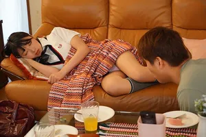 Chàng trai trộm nhìn quần lót cô bạn gái eny đang ngủ thì bị phát hiện